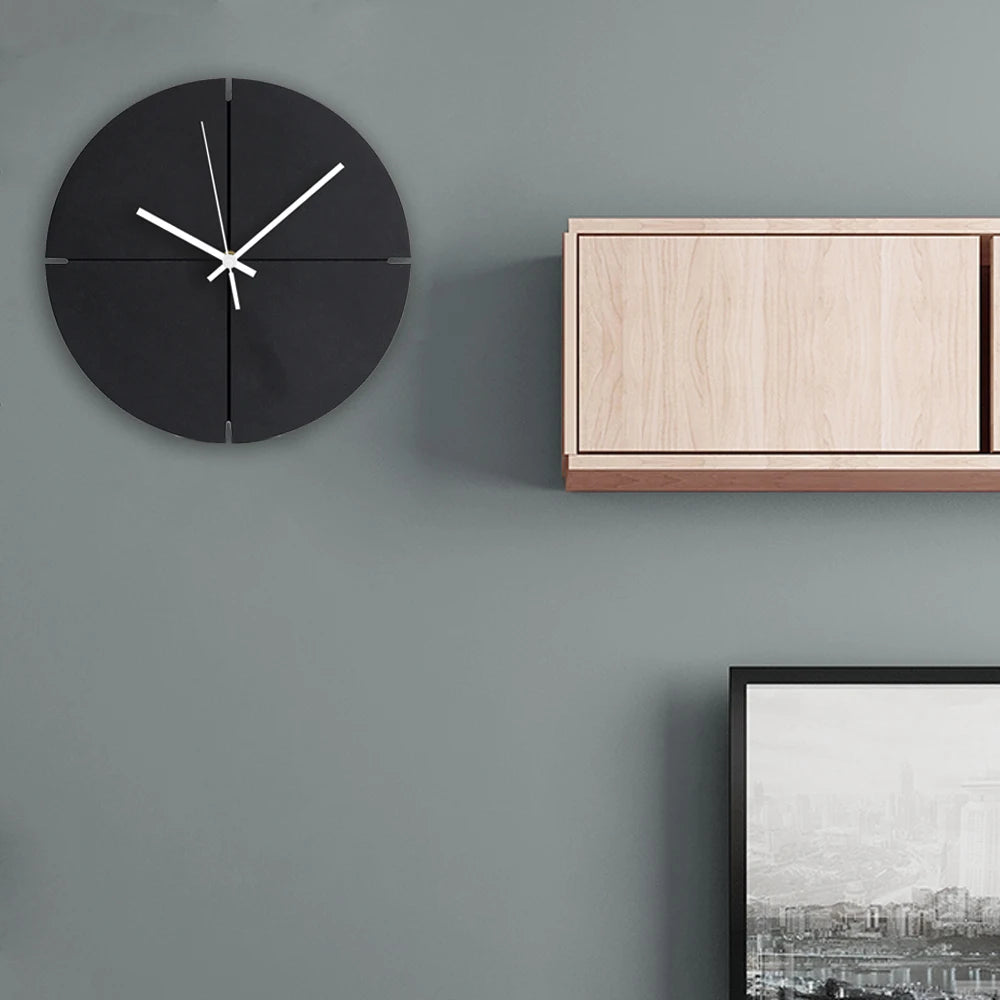 Horloge murale noire en bois
