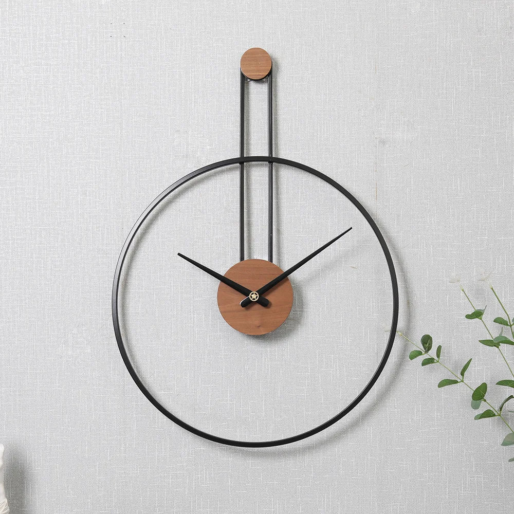 Grande horloge murale avec design