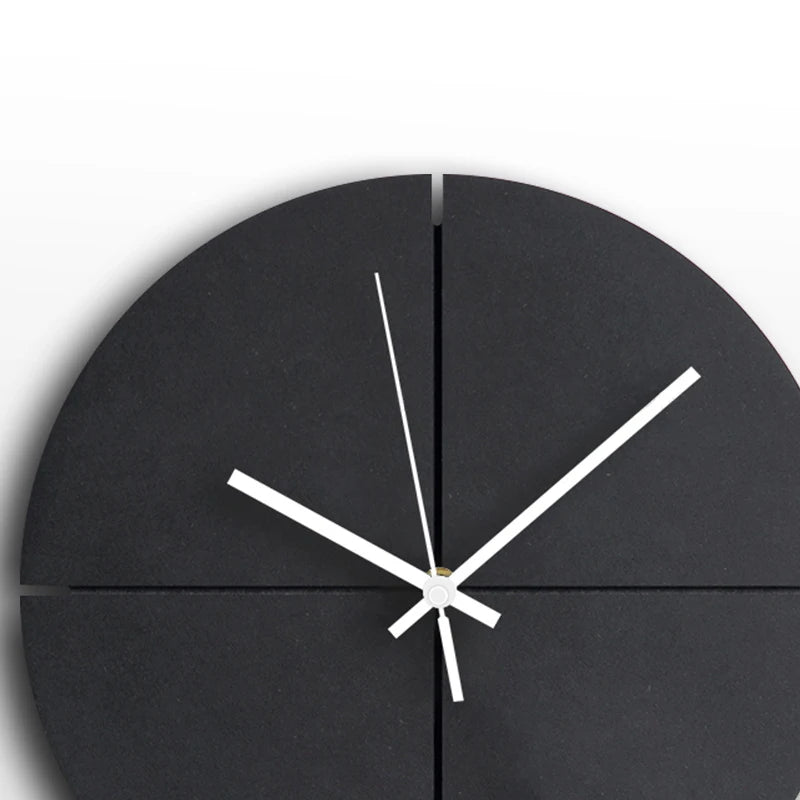Horloge murale noire en bois