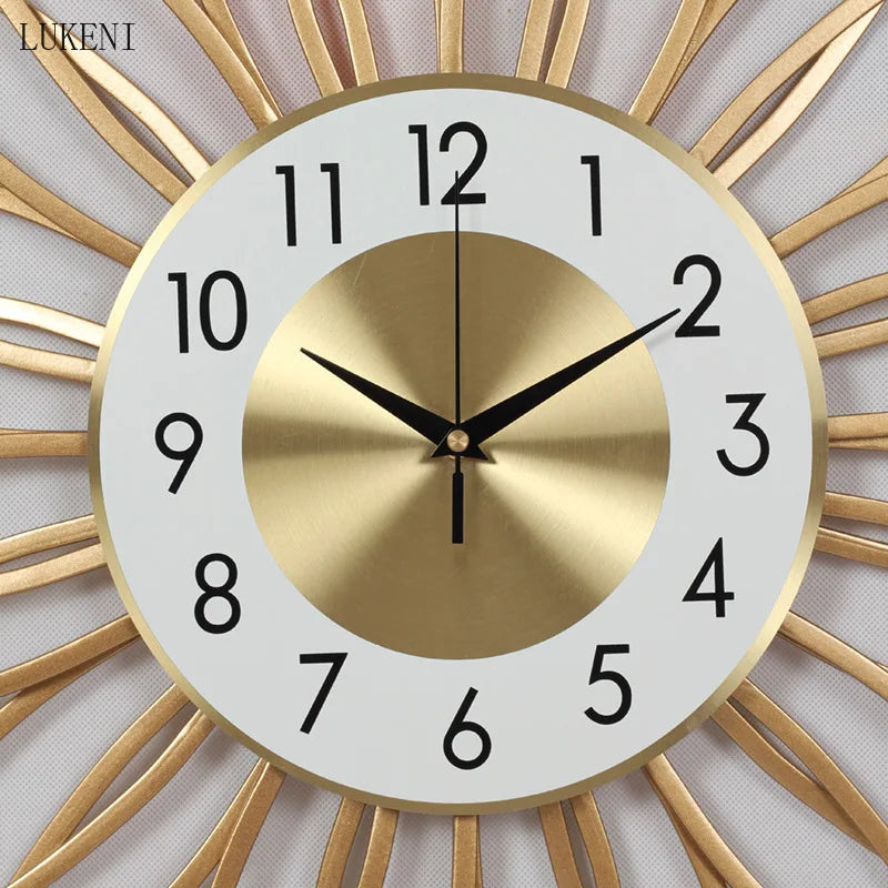 Grande horloge en métal moderne