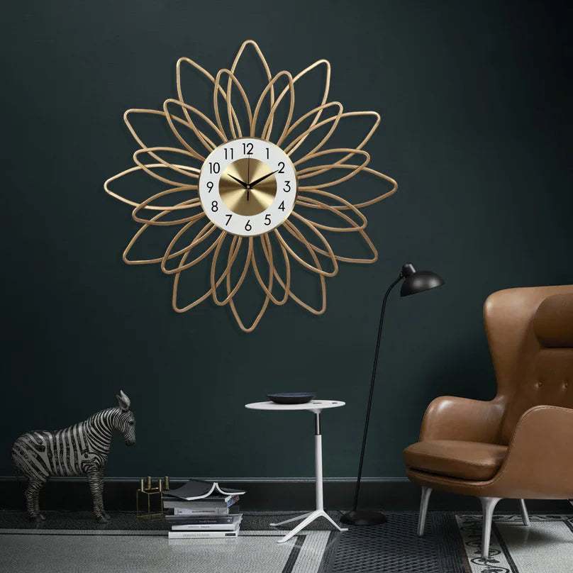 Grande horloge en métal moderne