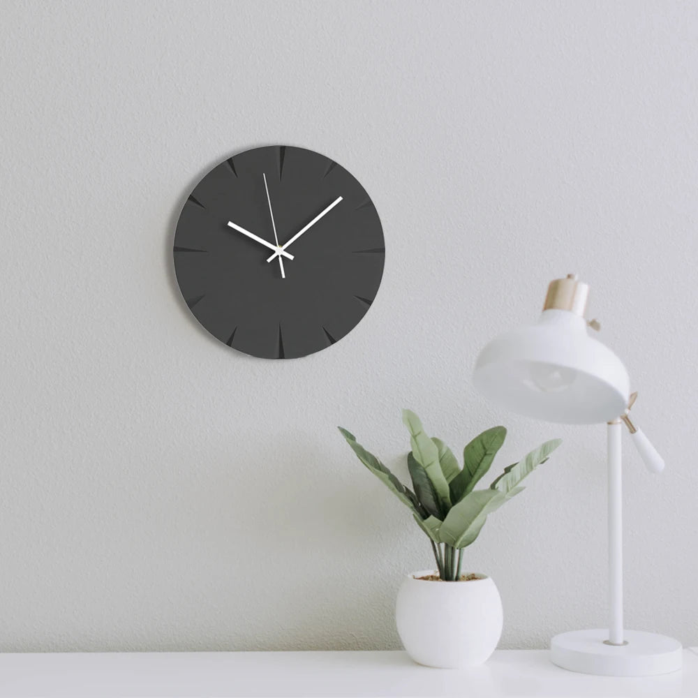 Horloge murale noire en bois