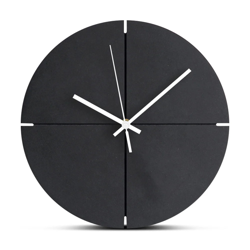 Horloge murale noire en bois