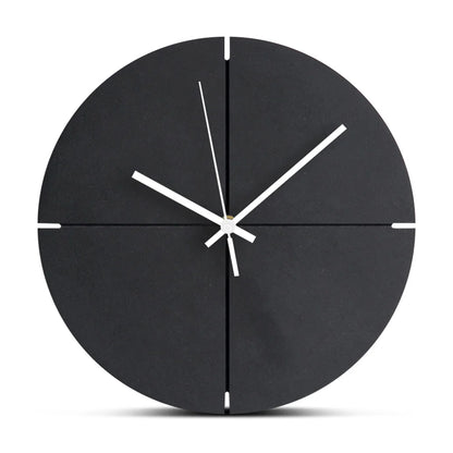 Horloge murale noire en bois